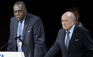 Hayatou, el presidente interino de FIFA en reemplazo de Blatter