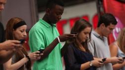 ¿Cuántas veces al día revisa un adolescente sus redes sociales?
