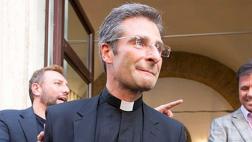 Cura que declaró homosexualidad niega lobby gay en el Vaticano