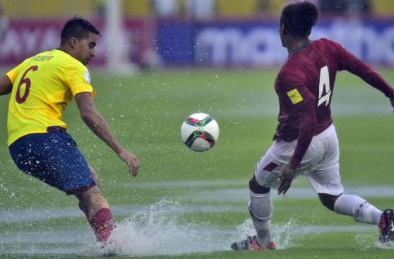Ecuador vs. Bolivia se enfrentan en un aguacero (FOTOS)
