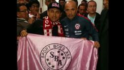 Sampaoli posó con una bandera de Sport Boys en el Nacional