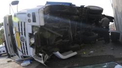 Un muerto tras choque entre auto y camión cargado de animales