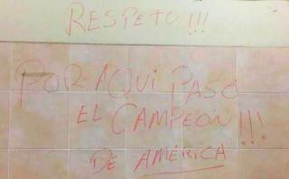 ¿Quién escribió el mensaje en el camarín del Estadio Nacional?