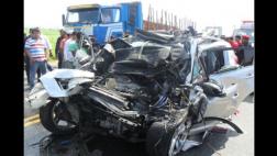 La Libertad: un fallecido dejó choque entre auto y camión