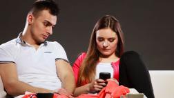 Phubbing: conoce uno de los enemigos de las parejas