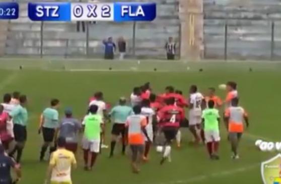 Once expulsados tras terrible bronca en partido en Brasil