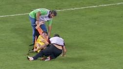 ¿Son estos los peores camilleros en la historia del fútbol?