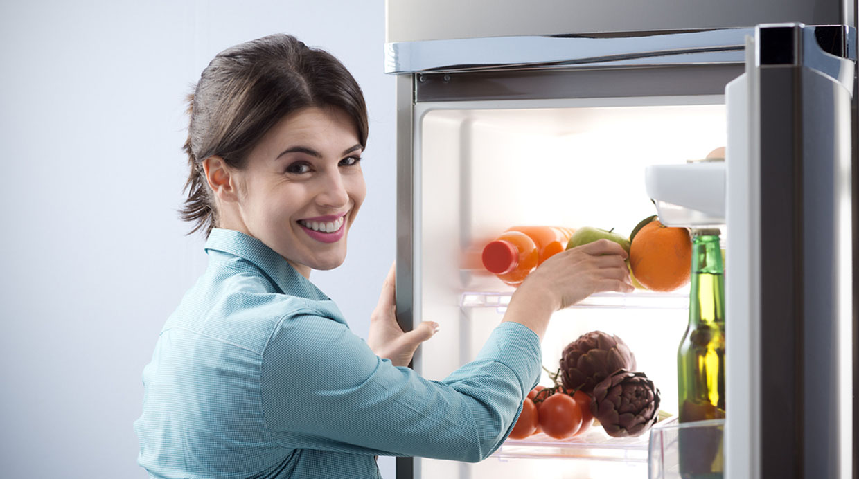Холодильник после покупки. Коллеги разберите холодильник от еды.