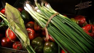 ¿Qué verduras deben acompañar a un buen anticucho?