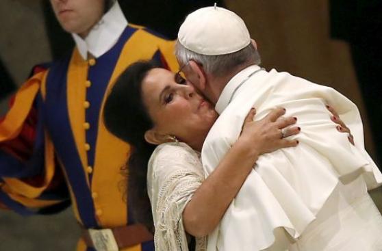 ¿Quién es la mujer que le dio este abrazo tan efusivo al Papa?