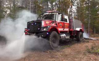 Este camión de bomberos lleva 7.500 litros de agua [VIDEO]