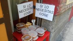 Restaurante regala comida bajo el lema "Si lo necesitas, coge"