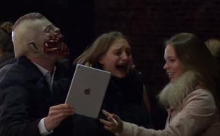 Espantó con máscara mujeres que veían su rostro en un iPad