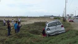 Pareja de esposos salvó de morir tras choque de auto con poste