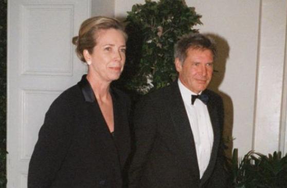 Guionista de "E.T" y ex esposa de Harrison Ford muere en L.A