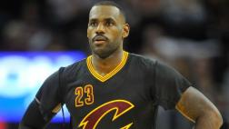 LeBron James rompió camiseta en pleno partido para ser figura