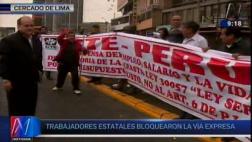 Trabajadores públicos bloquearon parcialmente la vía expresa