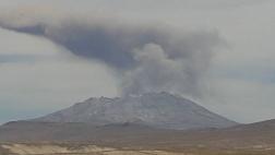 Volcán Ubinas: nueva explosión y caída de cenizas
