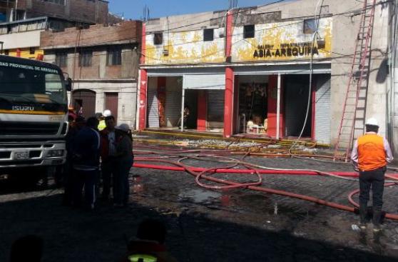 Arequipa: incendio consumió más de 280 puestos de una galería