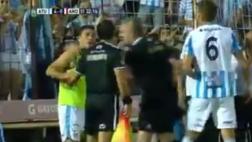 Expulsaron a futbolista por regalarle su camiseta a su mujer