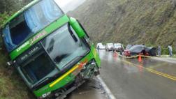 Pasco: choque entre bus y auto dejó un fallecido y 4 heridos