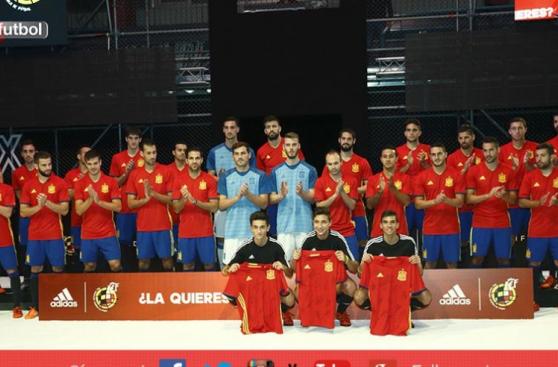 Selección española presentó nueva camiseta para la Euro (FOTOS)