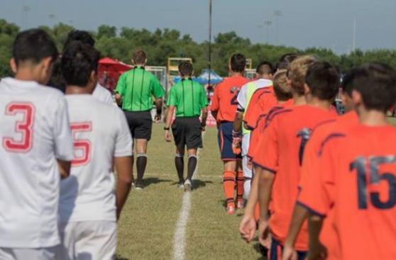 Prohiben que niños cabeceen el balón en fútbol de EE.UU.