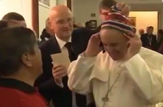 Peruano le regaló un chullo al Papa Francisco