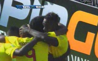 Felipe Caicedo de Ecuador anotó este gol a Uruguay en Quito