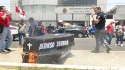 Chimbote: trabajadores de fiscalía quemaron 'ataúd de Humala'
