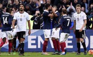 Francia venció a Alemania en París en medio de explosiones