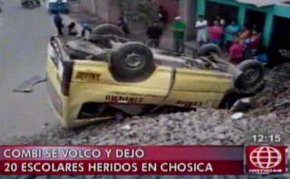 Combi con 20 escolares a bordo se volcó en Chosica