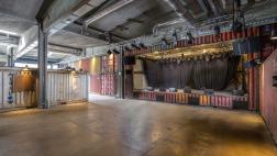 Contenedores revisten las paredes de una sala de conciertos