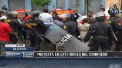 Av. Abancay: lanzan agua y bombas lacrimógenas a manifestantes