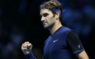 Federer ganó a Djokovic en Masters de Londres y está en semis