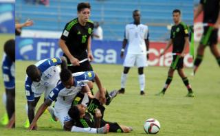 Terrible lesión de hondureño en partido ante México (VIDEO)