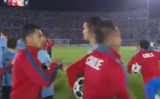 Uruguay vs. Chile: Edinson Cavani se saludó con Gonzalo Jara