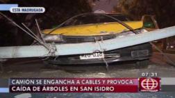San Isidro: camión se enganchó a cables y casi mata a taxista