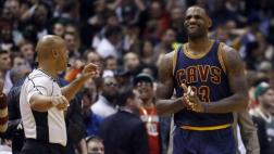 LeBron James y su extraña reacción al recibir un mal pase