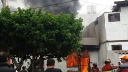 Incendio en San Miguel destruyó una casa y afectó a otras dos
