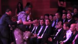 Jorge Sampaoli fue atacado por hincha en plena ceremonia