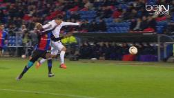 Europa League: terrible codazo de Roncaglia en cara de rival