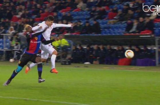Europa League: terrible codazo de Roncaglia en cara de rival