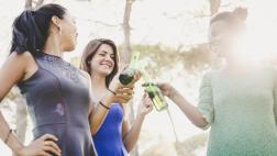Mujeres y hombres bebemos cada vez más parecido, según estudio