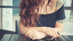¿Debo mostrar mis tatuajes en una entrevista de trabajo?