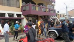 Áncash: policía ardió en llamas por apagar fuego de llantas