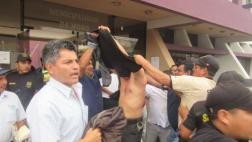 Detienen a hombre acusado de provocar quemaduras a policía