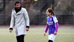 Jugador sancionado por 'machista' arbitra un partido femenino