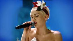 Miley Cyrus canta conmovedora versión de "Silent Night"