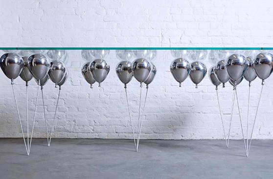 Up Ballon : la mesa que parece hecha con globos